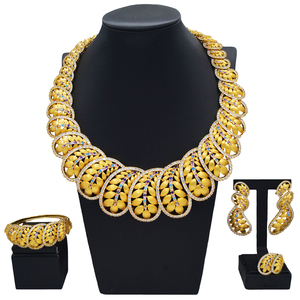 <span class=keywords><strong>Parure</strong></span> de <span class=keywords><strong>bijoux</strong></span> de luxe Zhuerrui en zircone cubique, style diamant américain, comprenant collier, bracelet, boucles d'oreilles et bague - Product Image 3