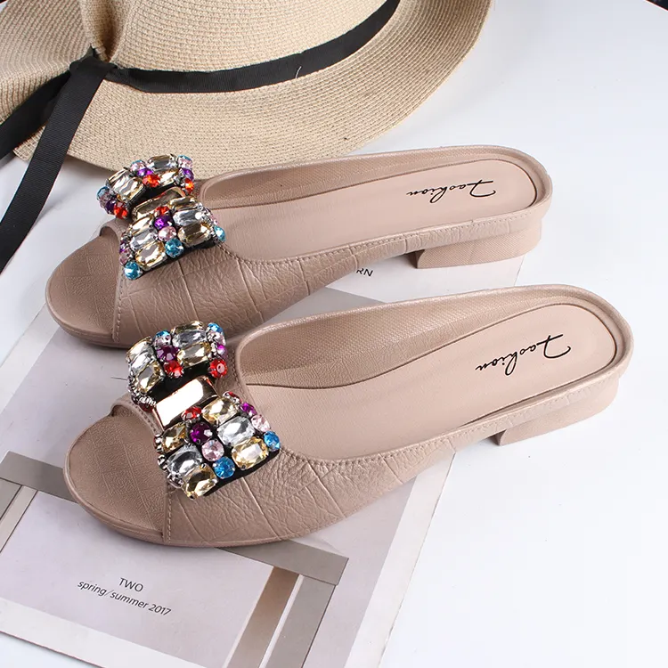 Scarpe da donna con suola morbida di ultima moda di Design pantofole con fiore di diamante di colore scarpe basse scarpe da giardino Casual all'aperto