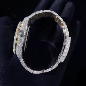 Montre à quartz pour homme en acier inoxydable minimaliste, boîtier de 5 mm, détail en moissanite, cadran en cristal de saphir pour un look luxueux et élégant au quotidien - Product Image 2