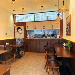 Restaurant convivial dans un quartier charmant, avec des meubles en bois massif et une conception d'intérieur d'usine complète - Product Image 1