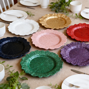Assiettes de présentation rondes en plastique violet sans BPA de 13 pouces pour décoration de mariage, motif floral, pour déjeuner, dîner et apéritif - Product Image 1