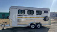 Remorque de douche pour chevaux confortable et spacieuse 3HAL-L900, chargement incliné avec boîte de rangement et porte de caravane