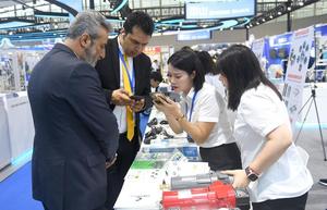 ตลับลูกปืนเม็ดกลมร่องลึก YJJ051 P4 608zz ZZ/2RS แบบติดตั้งในตัว/แบบแท่น/แบบแทรก/แบบรับแรงกด สำหรับยานยนต์ วัสดุเหล็กความแม่นยำสูง - Product Image 3