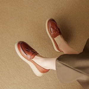 Mocassins à talon compensé pour femme, nouvelle collection automne 2026, en cuir pleine fleur, mi-mollet, avec brides tressées et semelles souples - Product Image 3