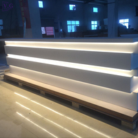 Bureau de réception personnalisé en surface solide 2 places avec éclairage LED RGB, design rayé unique pour hall d'accueil