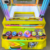 Distributeurs automatiques de capsules, machines gashapon et flippers, bornes d'arcade à pièces et machines à jouets Gachapeng.