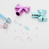O & Q Regalo de lujo Bolígrafos Hermosa forma de arco Brillo brillante Diamantes triturados 0,7mm Escritura Plástico Precio de fábrica para papelería