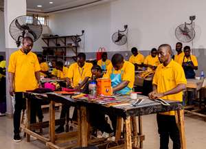 Dashiki éco-responsable pour femme de taille moyenne avec logo en cuir synthétique, fermoir à pression, rivet magnétique, fermeture éclair, anneau en D - Product Image 5