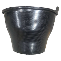 Fût industriel noir en plastique robuste à couvercle fermé pour le stockage et le transport de liquides chimiques dangereux, en caoutchouc durable et flexible pour le ciment