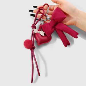 2025 nouveau populaire doux et Cool exquis rouge boule en peluche en cuir en forme de coeur cerise pastèque porte-clés prêt à expédier - Product Image 3