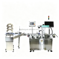 Machine de marquage laser à fibre avec convoyeur à alimentation automatique, lecture de codes GS1 DataMatrix et collecte de données pour la traçabilité un article-un code