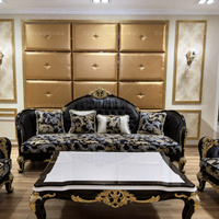 Ensemble de canapés noirs capitonnés de style baroque royal européen haut de gamme pour salon de villa de luxe avec sculptures dorées ornées