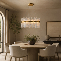 Lustre rond moderne à anneaux, suspension en verre avec tiges en cristal à texture naturelle et télécommande LED pour table de salle à manger d'hôtel