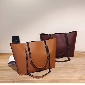 Sac fourre-tout rétro en PU grande capacité pour femme, nouvelle collection automne-hiver, haut de gamme, simple, avec chaîne, à porter à la main ou à l'épaule - Product Image 4