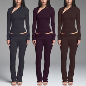 Maßgeschneidertes Damen-Set: Schlanke, asymmetrische Kurzarm-Bluse mit Falten und bestickte, ausgestellte Hose – Zweiteiliges Yoga-Set für den Alltag, Skinny Fit - Product Image 1