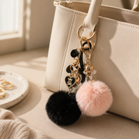Porte-clés en peluche douce avec pompon, fermoir mousqueton doré, pendentif trèfle à quatre feuilles, breloque cœur d'ours, boule moelleuse pour décoration de sac