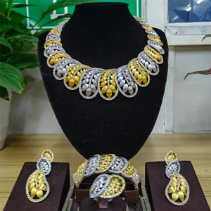 <span class=keywords><strong>Parure</strong></span> de <span class=keywords><strong>bijoux</strong></span> de luxe Zhuerrui en zircone cubique, style diamant américain, comprenant collier, bracelet, boucles d'oreilles et bague - Product Image 4