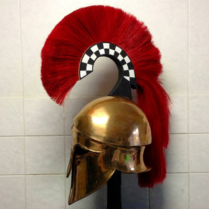 Casco de caballero medieval griego con armadura corintia y pluma roja - Product Image 3