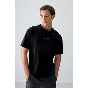 เสื้อยืดพิมพ์ลายผ้าฝ้ายเนื้อนุ่มสีดำทรงโอเวอร์ไซส์สำหรับผู้ชาย Air Jones สไตล์ลำลองแนวสตรีทแวร์ รุ่น 88376 - Product Image 4
