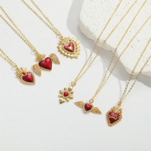 Collier avec pendentif Cœur Sacré émaillé rouge, bijoux religieux en or avec design ailes d'ange et couronne pour femmes - Product Image 3