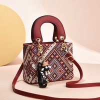 Nuevo Bolso de Hombro para Mujer, Estilo Étnico de Cuero PU, Tejido, Moderno y Popular, con Adornos de Muñecas a la Moda