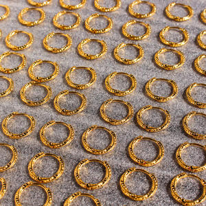 Joyería minimalista, pendiente geométrico chapado en oro de 18 quilates, joyería de moda, pendientes de aro gruesos de forma redonda irregular hueca - Product Image 3