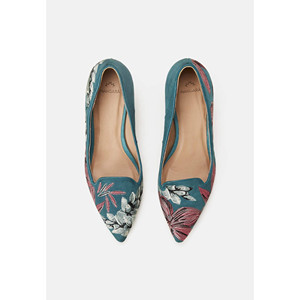 Pumps en daim gris brodés, style talon chaton - Product Image 5