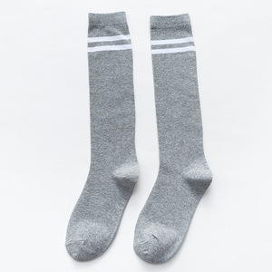Bán Buôn Giá Rẻ Cotton Đầu Gối Vớ Cao Biểu Tượng Tùy Chỉnh Màu Trắng Và Màu Đỏ Sọc Trường Vớ Cho Cô Gái Thoáng Khí Một Kích Thước Phù Hợp Với - Product Image 4
