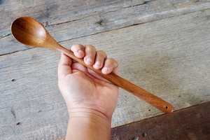 ช้อนไม้ธรรมชาติสำหรับทำอาหาร ใช้เสิร์ฟ ตัก ผสม ทำด้วยมือจากไม้เนื้อเนียน ทนทาน สำหรับอาหารประจำวัน - Product Image 5