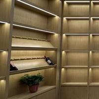 Étagère de centre commercial de vente au détail de conception moderne de haute qualité pour les supermarchés Bars à domicile Hôtels pour l'appartement Style de panneau de bois