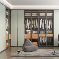 Dressing encastré sur mesure minimaliste avec îlot intégré, solution de rangement italienne gris foncé pour chambre à coucher, pour la maison et les projets