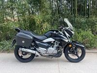 Motocyclettes d'occasion Suzuki GW250 Streetbikes 250cc, moto de tourisme équipée de barres de protection et de coffres latéraux, prix abordable