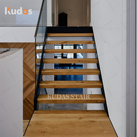 Escalier droit moderne à double limon avec garde-corps en verre et marches en bois massif pour maison villa hôtel