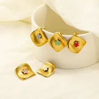 Boucles d'oreilles clous carrées rétro en or mat avec trèfle vert, boucles d'oreilles tendance en acier inoxydable pour femmes
