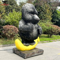 Gorille animatronique sur mesure, orang-outan sur une banane