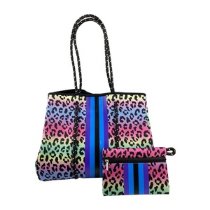 Sac de plage portefeuille en néoprène fourre-tout léopard personnalisé pour femmes sac à main à provisions étanche à la mode avec conception de maman enseignante - Product Image 1