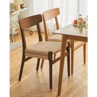 Tables et chaises de salle à manger en bois massif de style rétro européen, design élégant vintage avec cordes tressées, pour la maison, les meubles de villa et les espaces de repas.