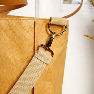 Bolsas de papel Kraft lavadas elegantes con logotipo personalizado Baoren, bolsa de mano Tyvek de papel DuPont impermeable, bolsa de mensajero tipo cubo - Product Image 4