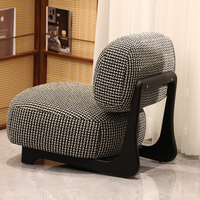 Fauteuil de salon moderne rembourré avec base en bois massif, idéal pour salon et hôtel