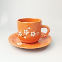 Penjualan laris cangkir kopi warna-warni populer pola berbentuk salju lapisan warna bunga desain khusus set cangkir dan piring keramik