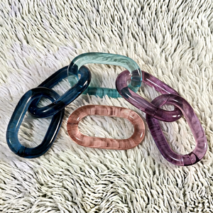 Décoration murale en maillons de chaîne en résine, faite à la main, dégradé bleu, violet, rose, ornement artistique suspendu pour l'intérieur de la maison, style moderne et tendance - Product Image 1