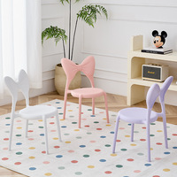 Chaise d'étude et de repas multifonctionnelle empilable pour enfants RW, style moderne et minimaliste, dossier coloré en forme de nœud papillon, base fixe en plastique