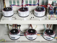 Stabilisateur de tension triphasé sans contact ZSBW-35KVA CE/ISO – Offre à durée limitée pour la Défense nationale/les Chemins de fer