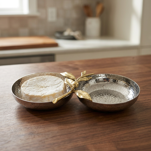 Plateau de service rond en acier inoxydable martelé avec poignée en forme de feuille dorée pour les réceptions et les dîners - Product Image 1