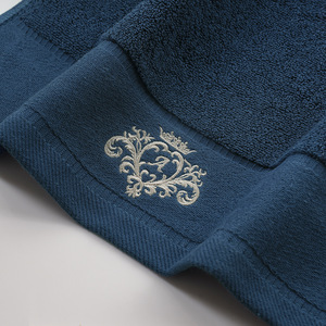 Serviette de bain Kim Ryan 70x140cm en pur coton épaissi et absorbant pour hôtel et spa - Product Image 2