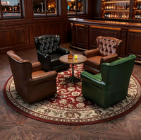 Fauteuil de club vintage européen capitonné avec clous décoratifs, table ronde et ensemble de tapis persan pour bar, bar à cigares, club, hôtel, personnalisable