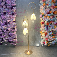 Lampe sur pied en métal doré à 3 têtes Magnolia pour allée de mariage, avec décorations suspendues en cristal, idéale pour la location commerciale