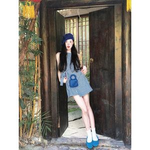 Vestido midi vintage azul a cuadros sin tirantes con hombros descubiertos, corte en A, cintura ajustada, transpirable, para uso diario, con dobladillo cruzado. - Product Image 1