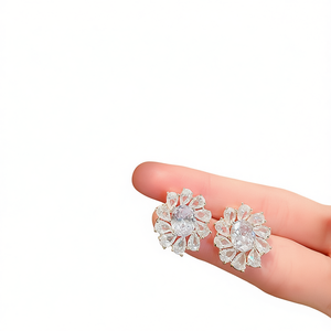 Boucles d'oreilles clous fleur en or blanc, serties de cristaux et strass, bijoux romantiques pour mariage pour femme - Product Image 1