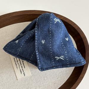 Pince à cheveux vintage en tissu brodé style western, motif triangle et requin - Product Image 4